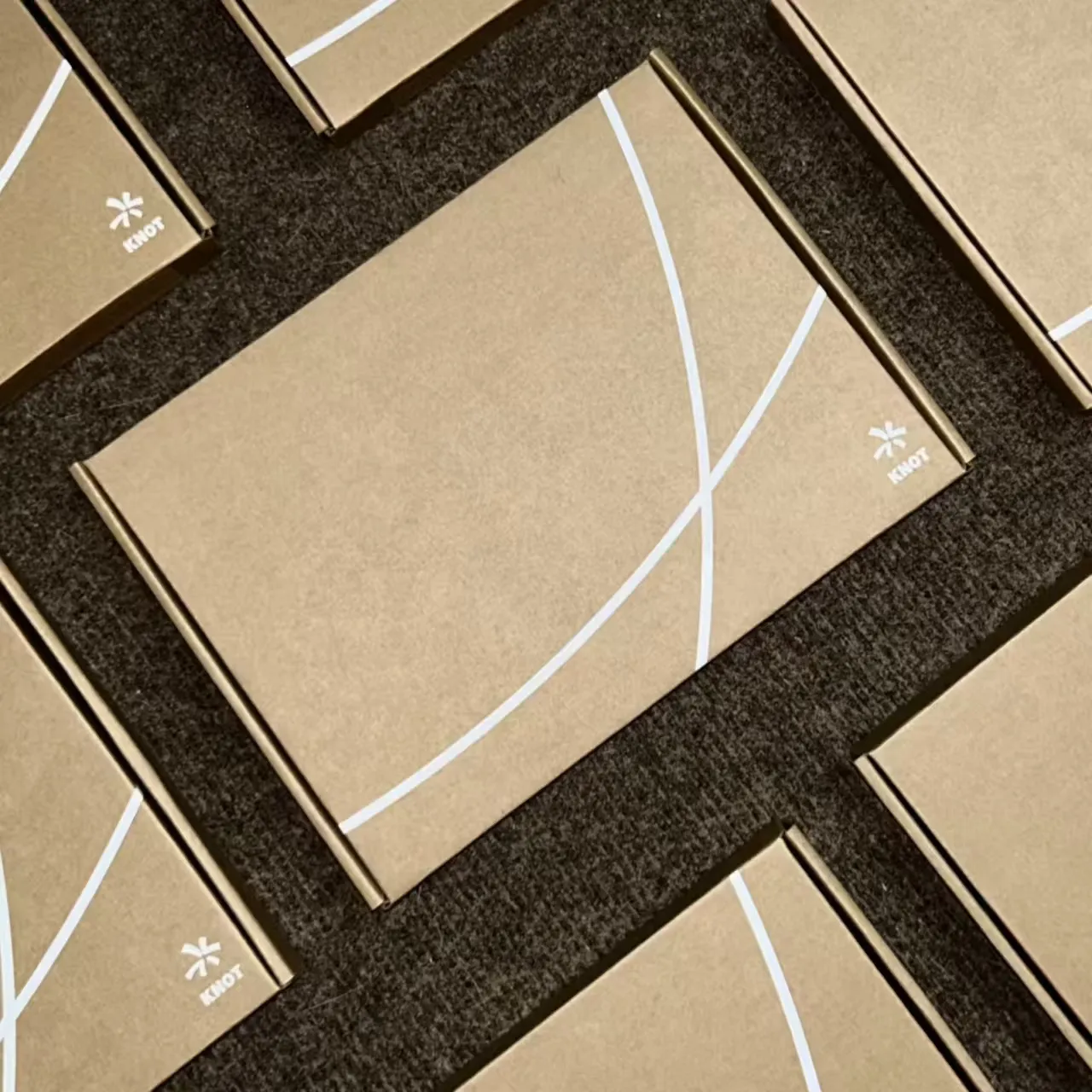 Cur kraft charta packaging tam populare?